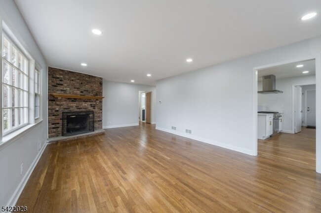 Building Photo - 6 Windsor Way