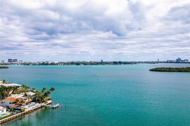 Building Photo - 1800 NE 114th St