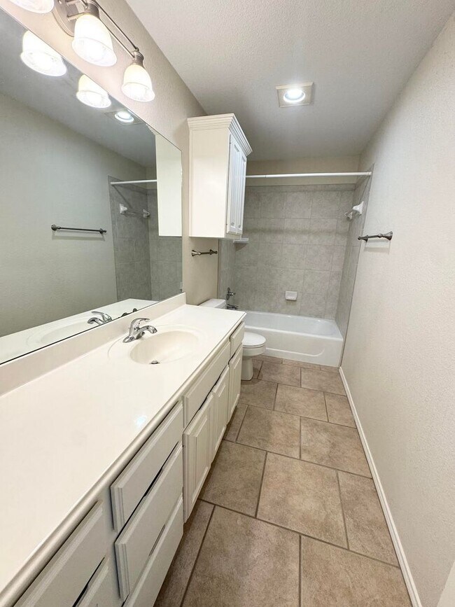 Building Photo - 3 Bed 2 Bath Ready To Rent ASAP!