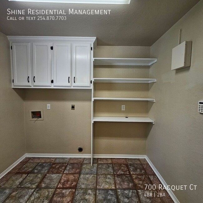Building Photo - 700 Racquet Ct