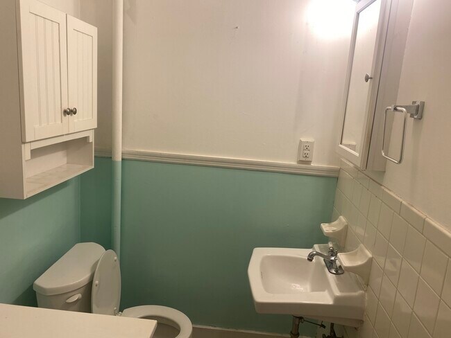Full Bathroom 1. - 104 S Walnut St