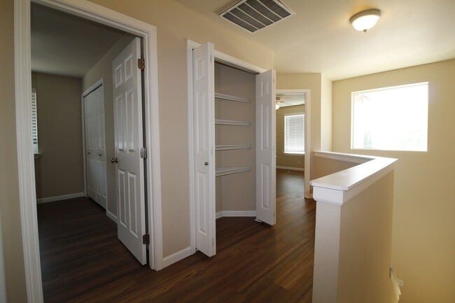 Building Photo - Charming 3-Bedroom townhouse with Garage &...