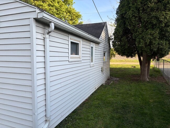 Building Photo - 1 Bedroom, 1 Bath House