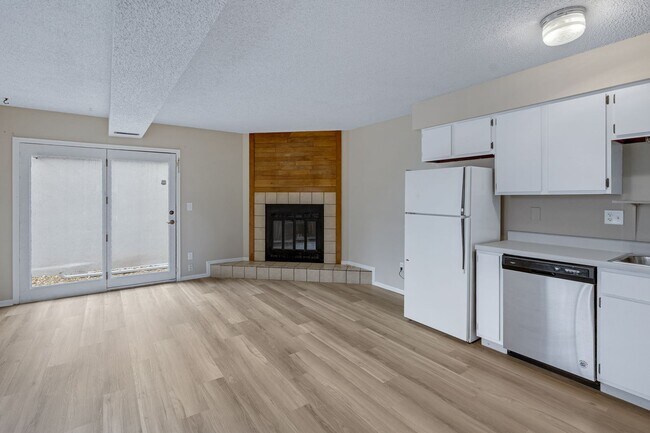 Building Photo - Pet Friendly 2 Bedroom Townhome located close to downtown Colorado Springs