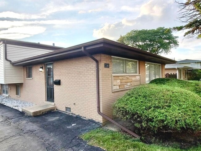 Building Photo - 2140 Eastview Dr