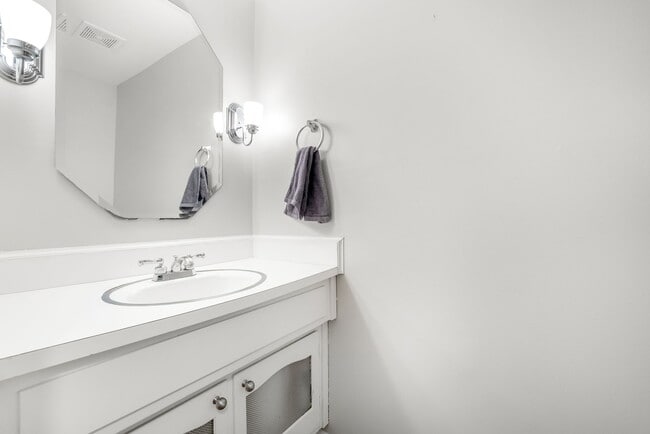 Building Photo - 8418 Knights Bridge Rd