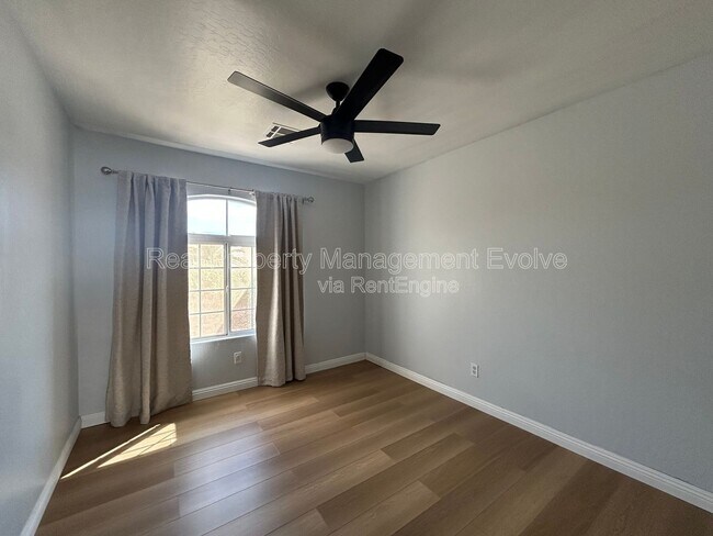 Building Photo - 4926 E Whitehall Dr