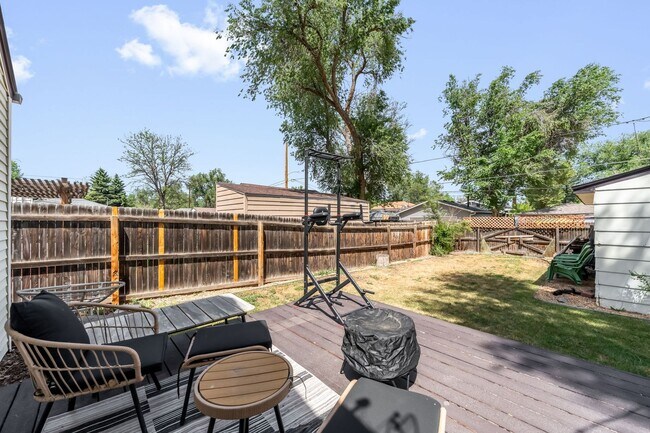 Building Photo - 3BD, 1BA Edgewater Home with Lard Back Yard and 2-Car Garage