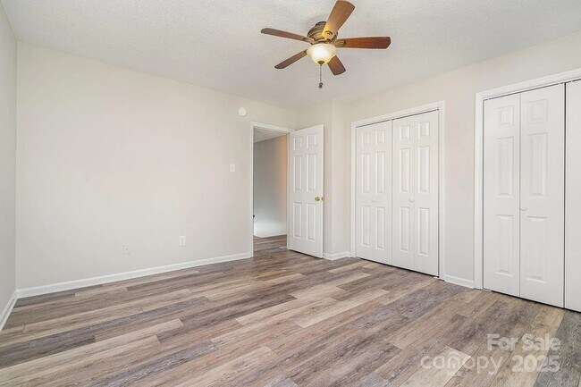 Building Photo - Fully Remodeled | 2BR/1.5BA Condo | Willowbrook