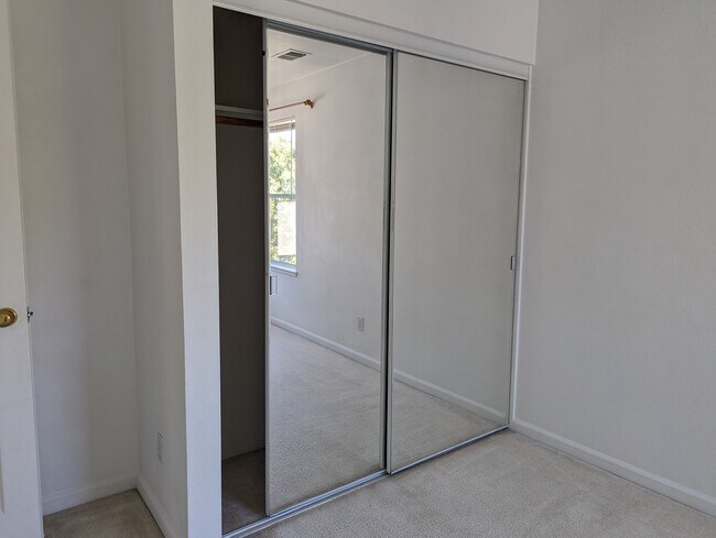 Building Photo - 5 Holtz Ct