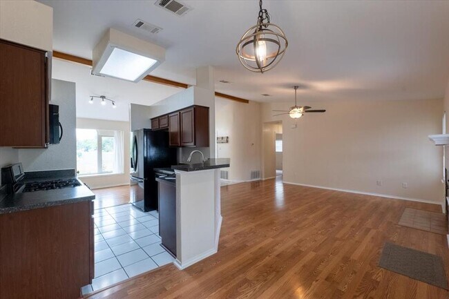 Building Photo - 3200 Red Bay Dr