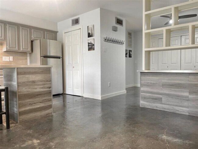 Building Photo - 1311 Antoine Dr