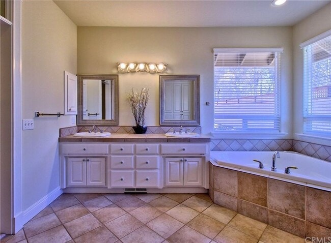 Building Photo - 1865 Vineyard Dr