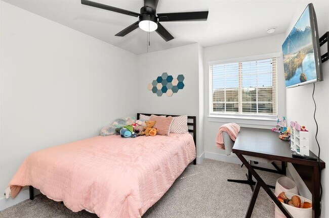 Building Photo - 512 White Steppe Way