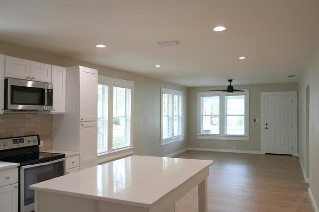 Building Photo - 1221 E Osborne Ave