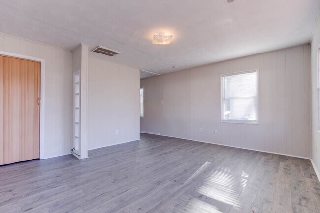 Building Photo - 106 Pine Grove Ave