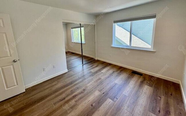 Building Photo - Beautifully updated 3 BR on west side of Bend
