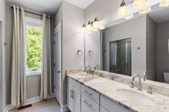 Building Photo - 4 Bedroom/ 2.5 Bath Home in East Nashville...