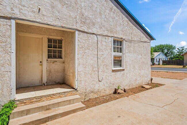 Building Photo - Cute 2/1.5 Duplex, Minutes from TTU & Downtown LBK