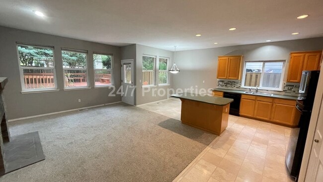 Building Photo - Inviting 3 BD | 2.5 BA Home w/ Massive Bac...