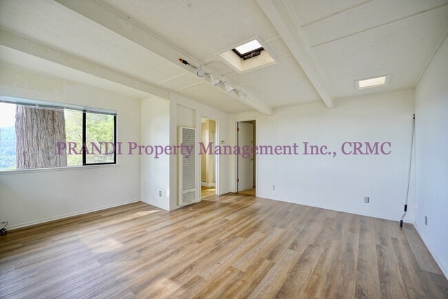 Building Photo - "Spacious 4-Bedroom Oasis with 3 Full Baths in Beautiful Kent Woodlands"