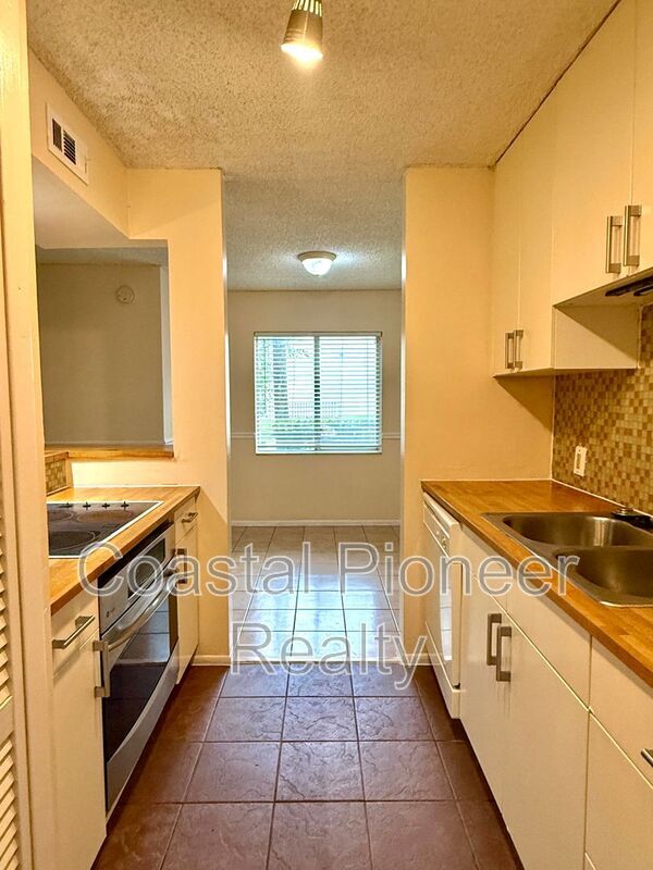 Building Photo - 5502 Pokeweed Ct