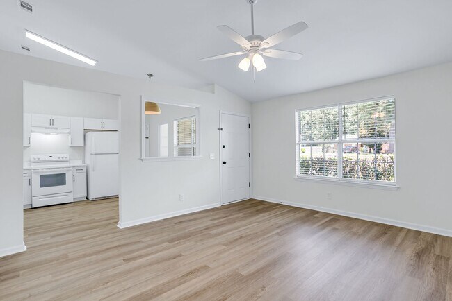 Building Photo - 3 Bedroom 2 Bathrooms in Sterling Creek - Richmond Hill