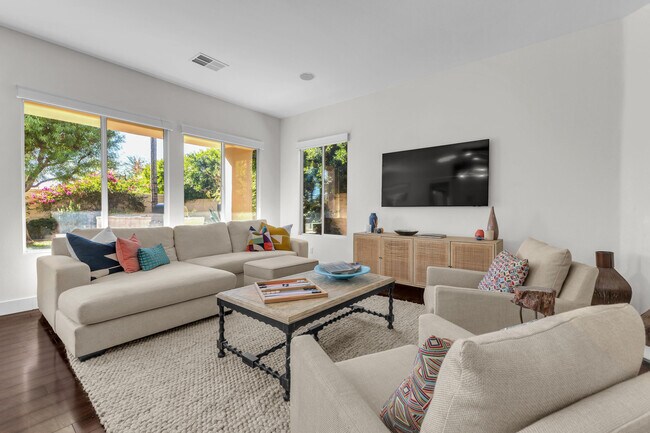 Building Photo - 35 Calle La Reina