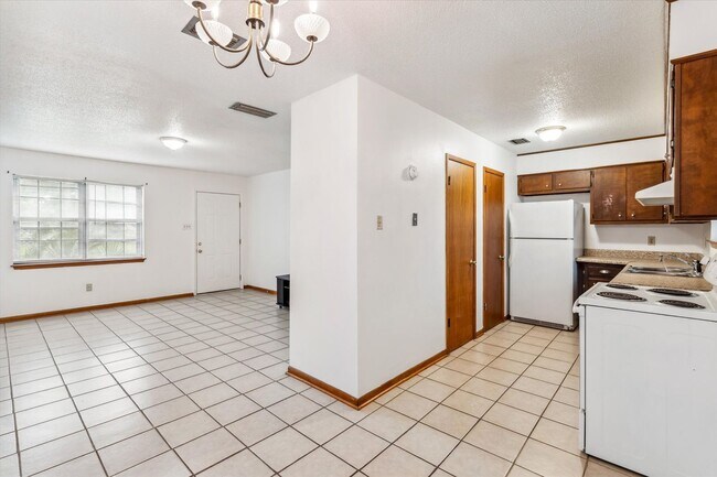 Building Photo - 504 Farnell Ln