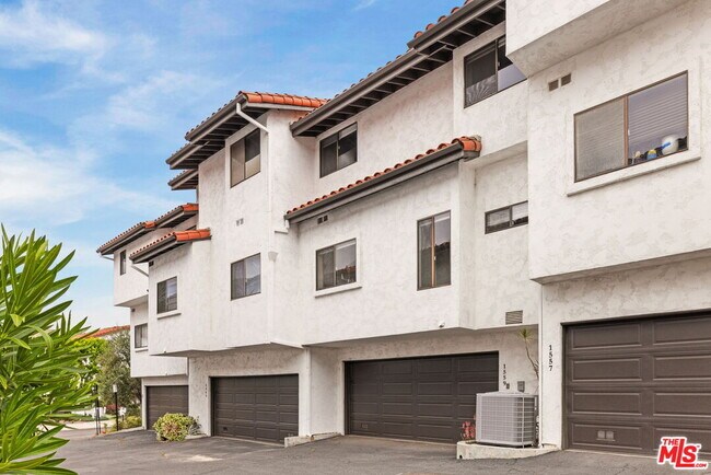 Building Photo - 1559 Palisades Dr