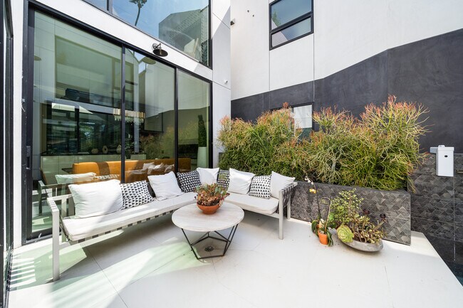 Building Photo - 838 California Ave