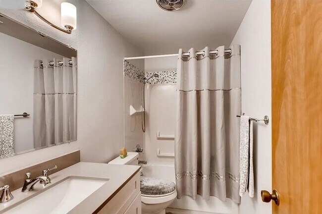 Building Photo - Top-Floor Gem – 2 Bed, 2 Full Bath, W/D, A...