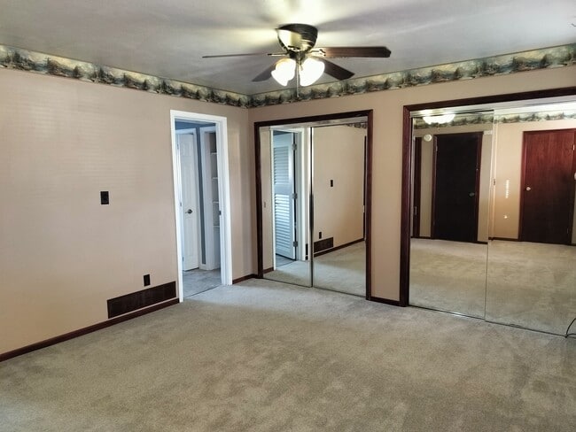 Building Photo - 130 NW Carrie Cir