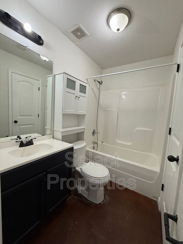 Building Photo - 636 W Oak Ave