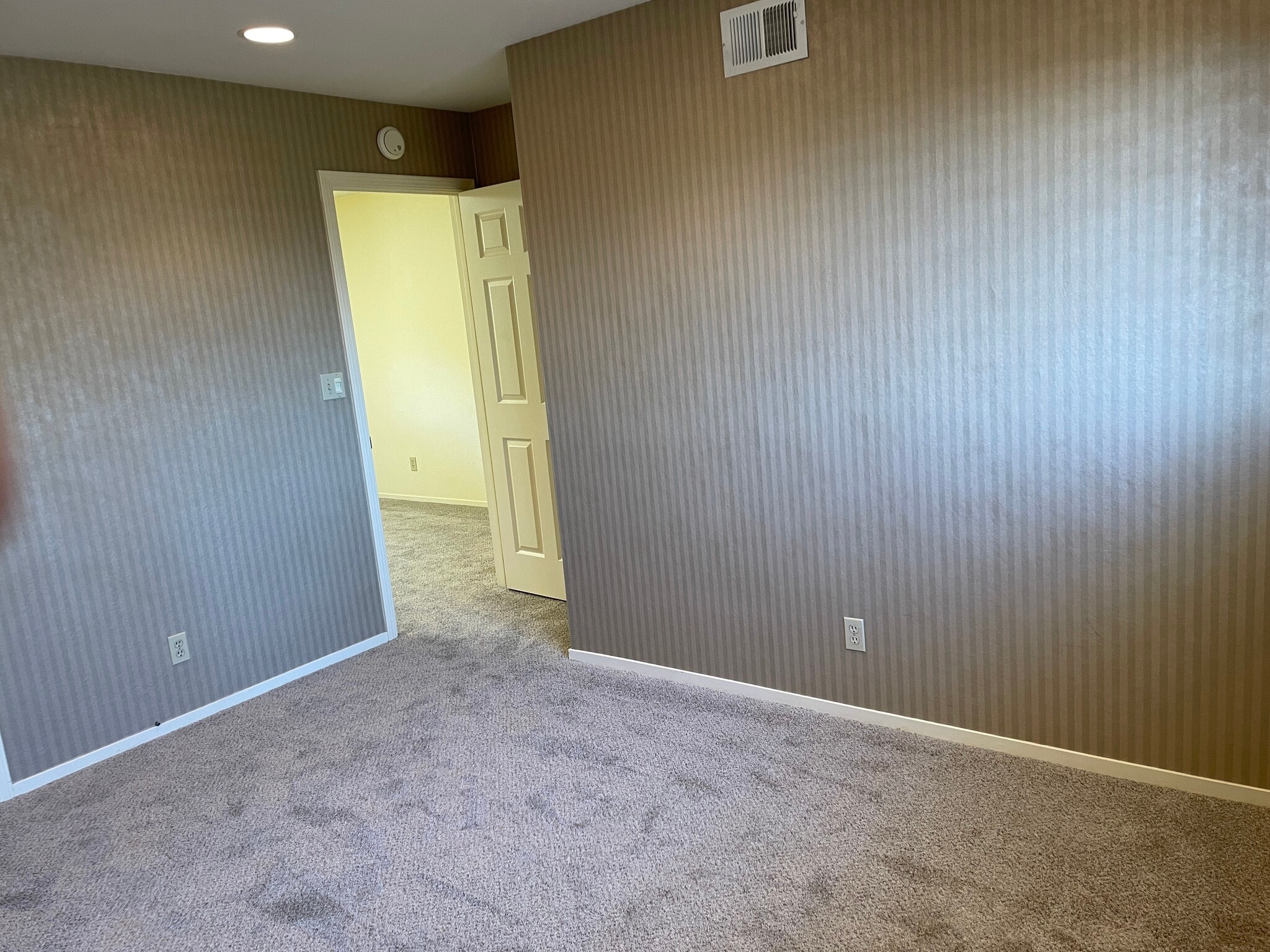 Building Photo - 2118 Pinehurst Ct