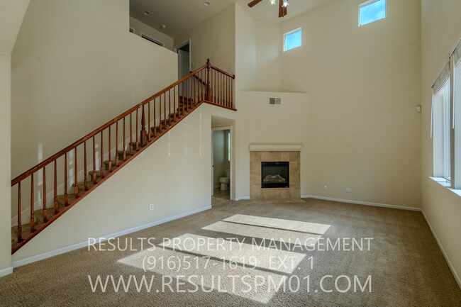 Building Photo - Spacious Lincoln 4 Bedroom 2.5 Bath w Club...