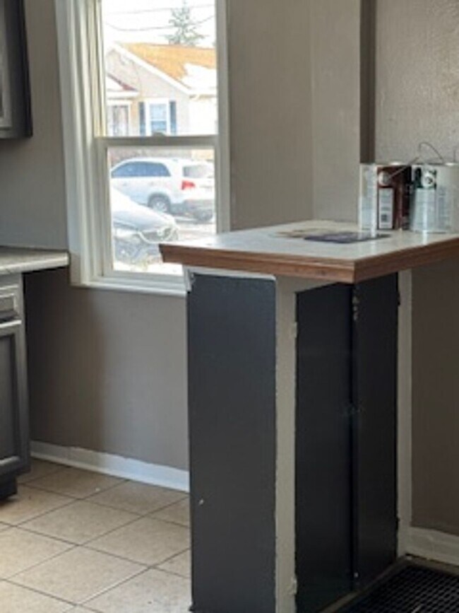 Building Photo - Cute 1 Bedroom with Basement