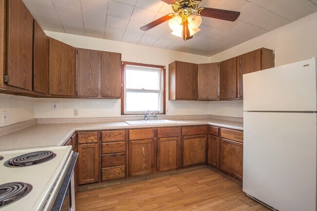 Building Photo - Spacious 3 bedroom 1 bath