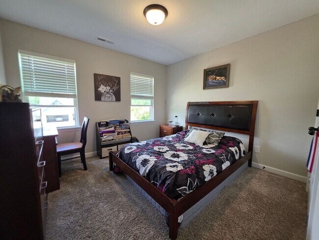 Building Photo - Spacious & Stylish Living Near Camp Lejeune with Expansive Fenced Backyard