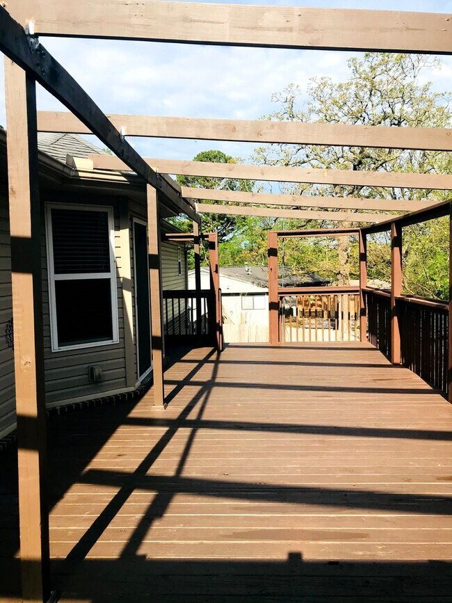 Building Photo - 3 bedroom 2 bath centrally located - fenced yard - 2 carG