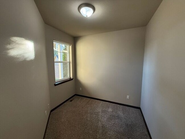 Building Photo - 713 Park Ln