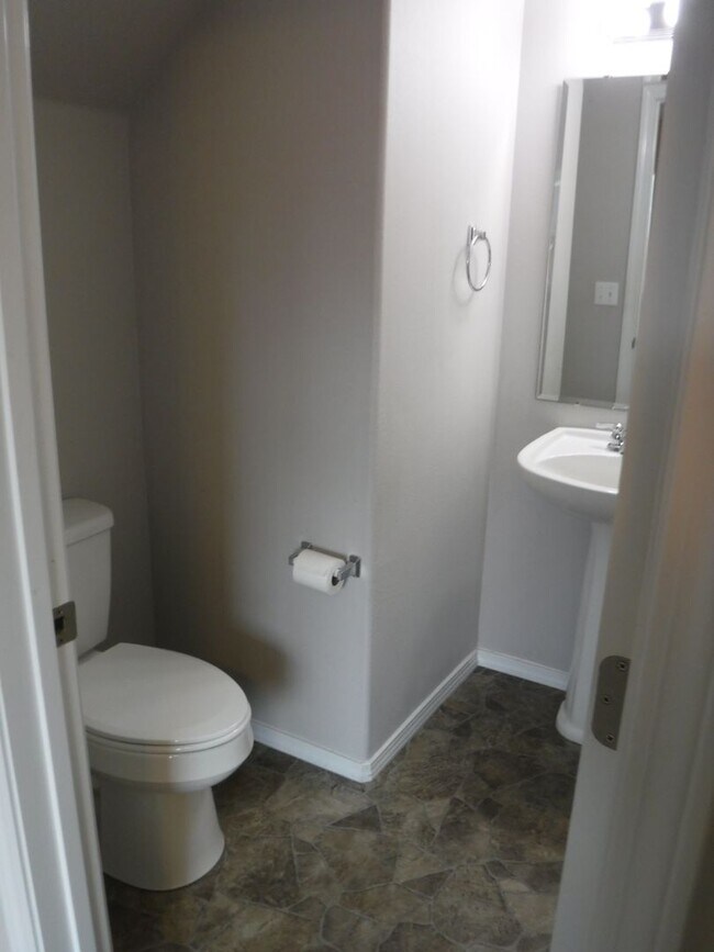 Building Photo - Charming Meridian home with 3 bed 2.5 bath and an office. Located in the Trailway Park Subdivisio...