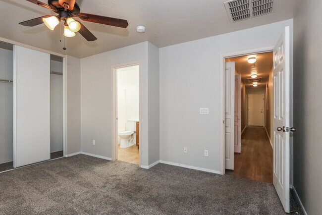 Building Photo - 4090 E Silverbell Rd