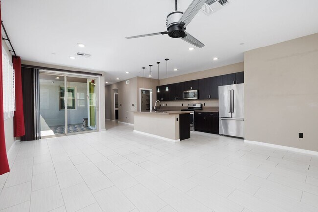 Building Photo - First floor unit in luxury gated Summerlin...