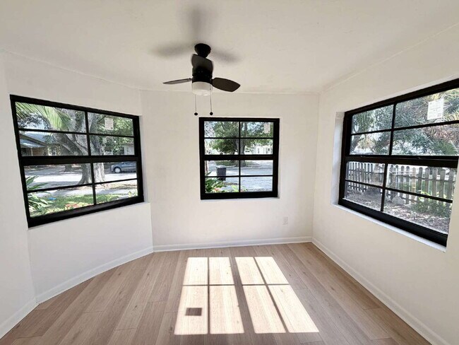 Building Photo - "Charming 1-Bedroom Retreat in West Palm Beach – Spacious 700 Sq Ft Haven!"