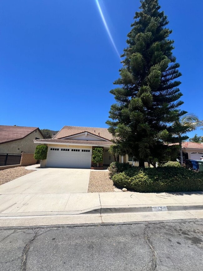 Building Photo - Santa Paula - Spacious pool home in wonder...