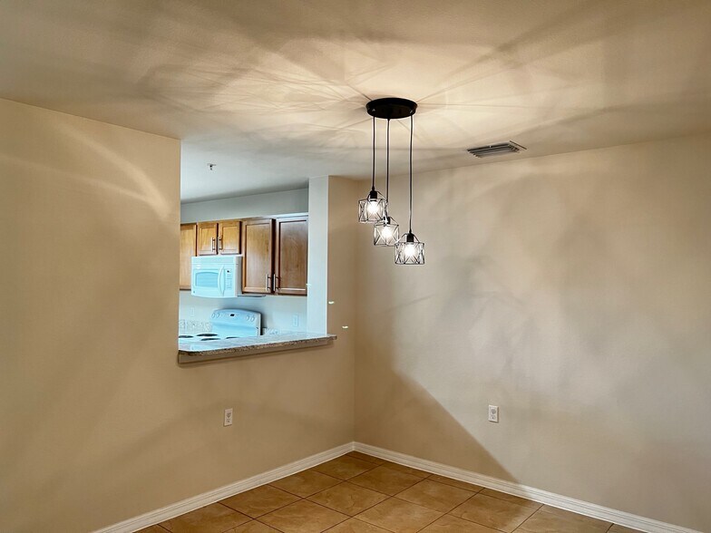 Building Photo - 9093 Gervais Cir