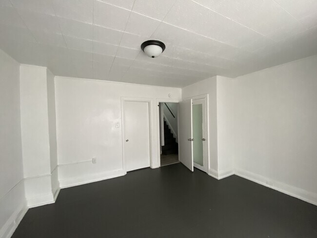 Building Photo - 903 W Poplar St