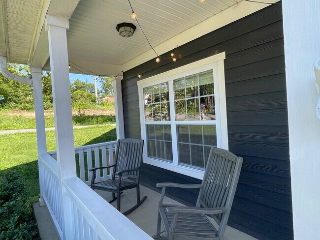 Building Photo - 3 Bedroom/ 2.5 Bath Home in Woodbine with Beautiful Screened in Porch and Fenced Yard.