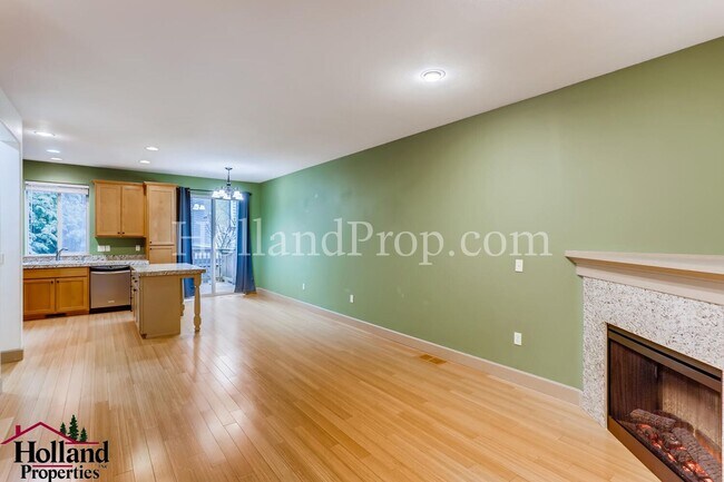 Building Photo - Pet free 3 bedroom Home with natural light...